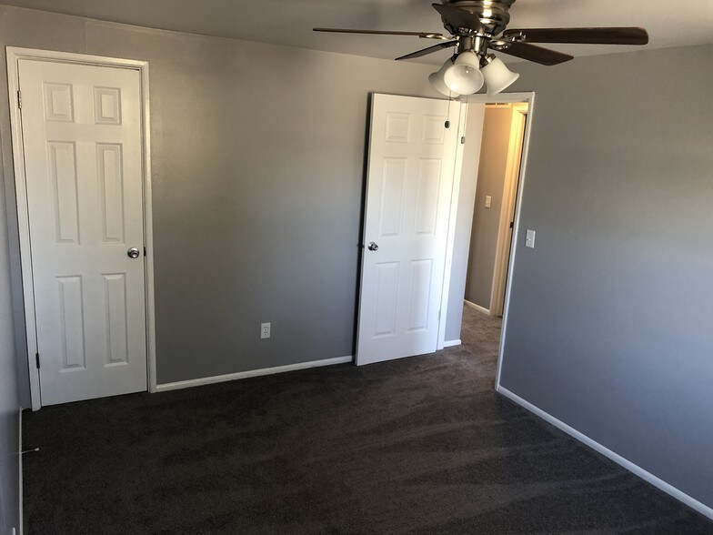 Middle size bedroom - 2915 Columbus St