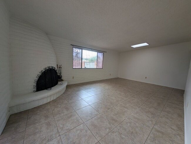 Building Photo - Comfortable West Side Rental