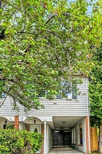 Building Photo - Two bedroom, one and a half bathroom end townhome in Harrisburg