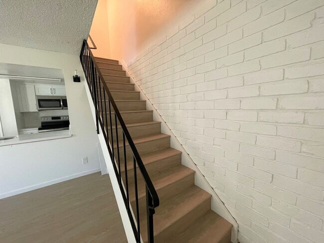 Building Photo - Remodeled 2+1 Townhome in Villa Ventura