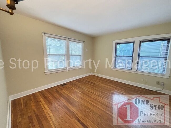 Building Photo - Charming 2-bedroom, 1-bath Duplex in Kansa...