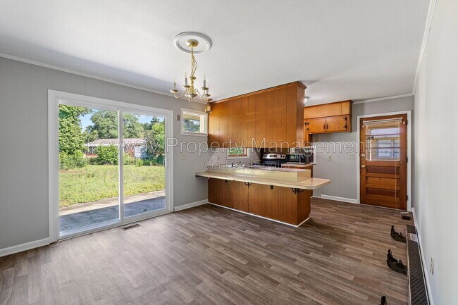 Building Photo - 2105 Eastland Dr