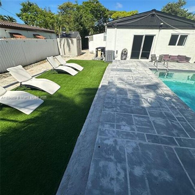 Building Photo - 17650 NE 19th Ave