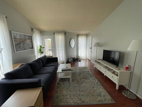 Building Photo - Room in Apartment on West Loop