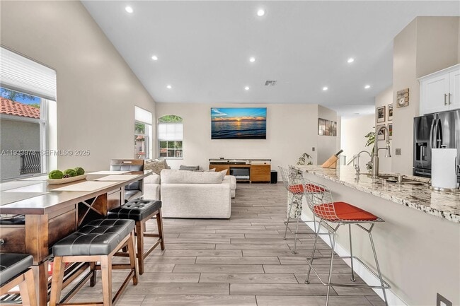 Building Photo - 8520 Vía Romana