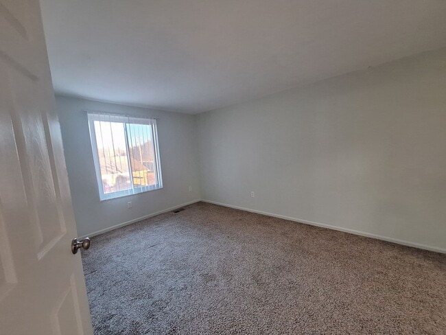 Building Photo - Charming Chesterfield Townhouse