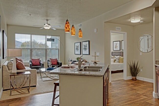 Building Photo - Hills at Sandy Station