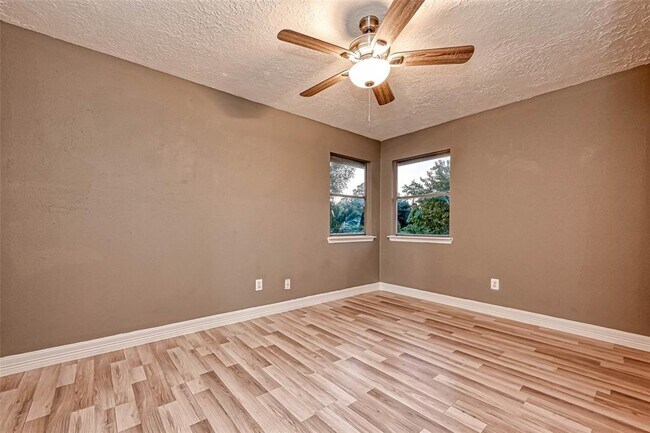 Building Photo - 9831 Orangevale Dr