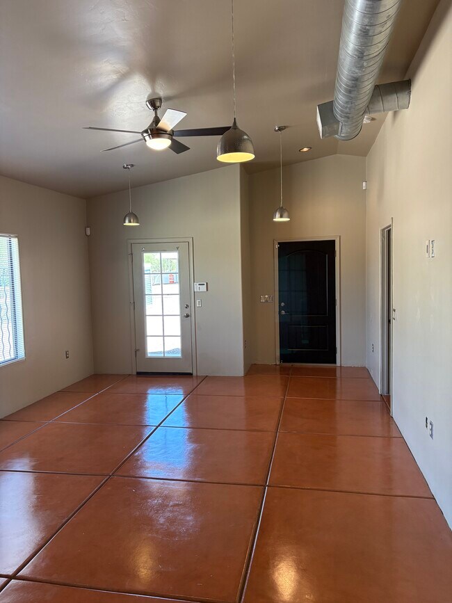 Building Photo - 1014 E Linden St