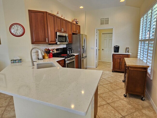 Building Photo - Seasonal Short-Term 3 Bedroom 2 Bathroom Heated Pool Home located in Venetian Club & River Club!