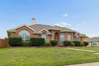 Building Photo - 300 Thomas Dr