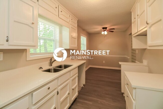 Building Photo - 3 Bedroom Pet-Friendly Home in Rex, GA wit...