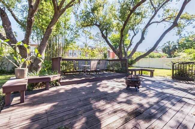 Building Photo - 952 Fairway Dr