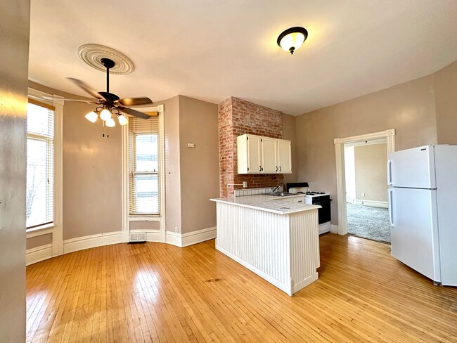 Building Photo - AVAILABLE SEPTEMBER - Charming 1 Bed 1 Bat...