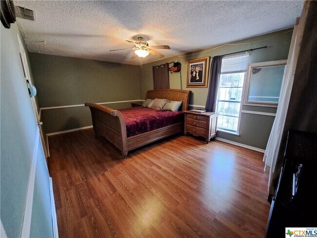 Building Photo - 2308 Lily Dr