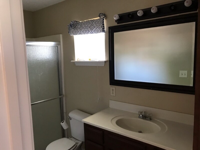 Building Photo - 205 Fox Run Rd