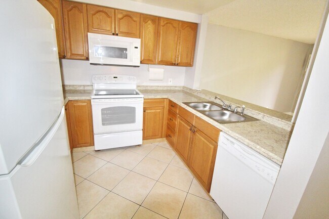 Building Photo - Rare 3-Bedroom, 2-Bath Condo in Sunny Sout...