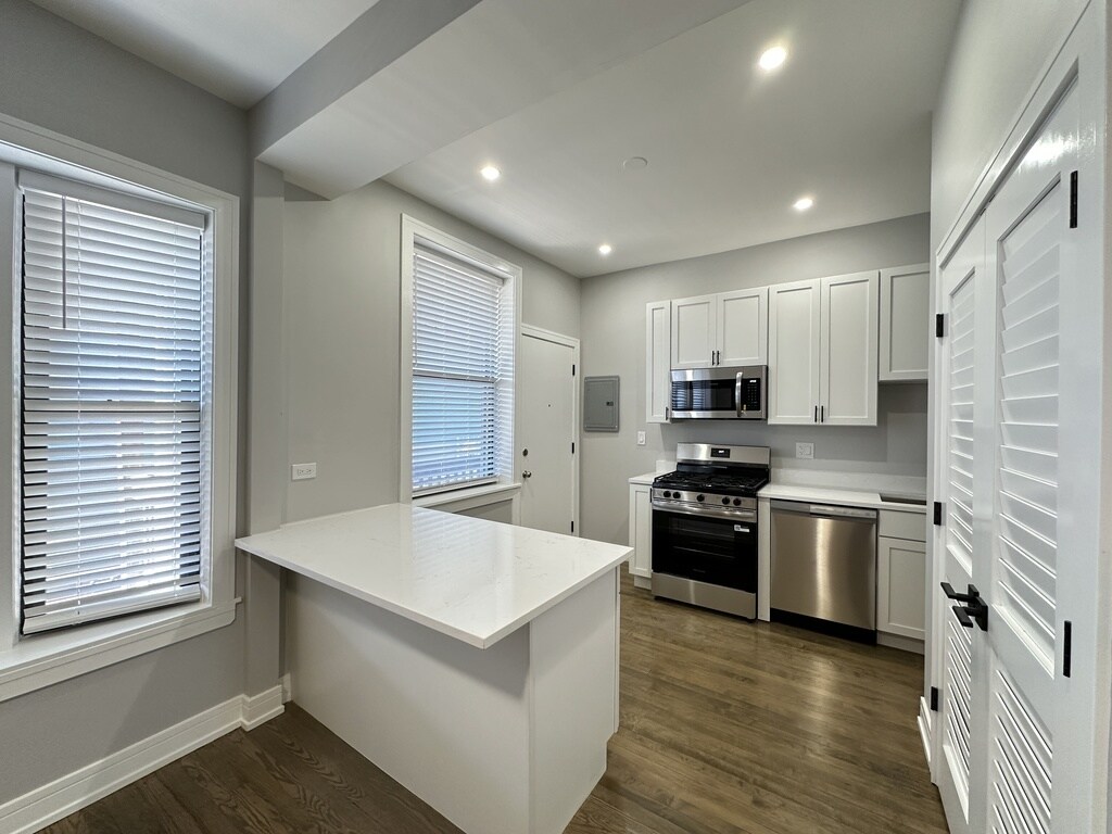 Building Photo - 3840 N Wilton Ave