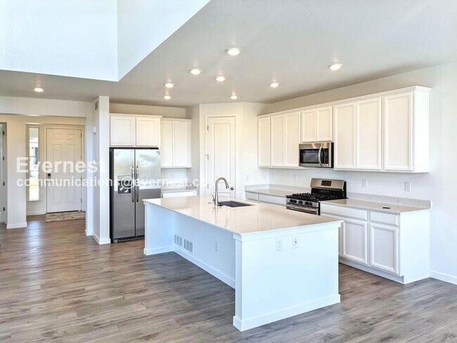 Building Photo - 740 Columbia St