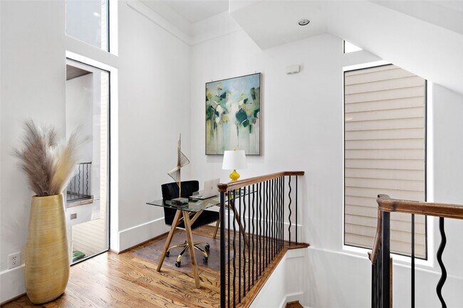 Building Photo - 709 Reinicke St