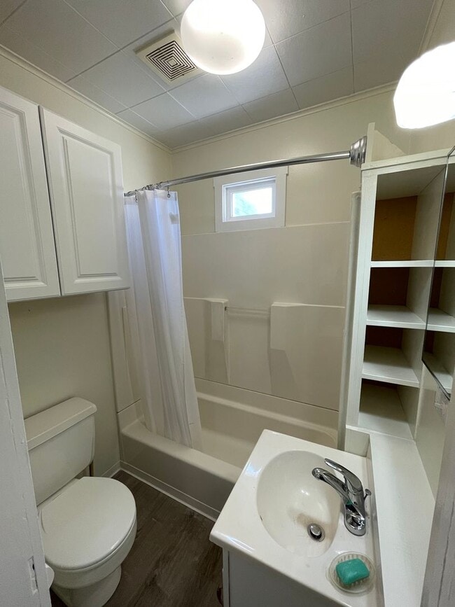 Building Photo - Hard to find 1 bdrm 1 bath house in the he...