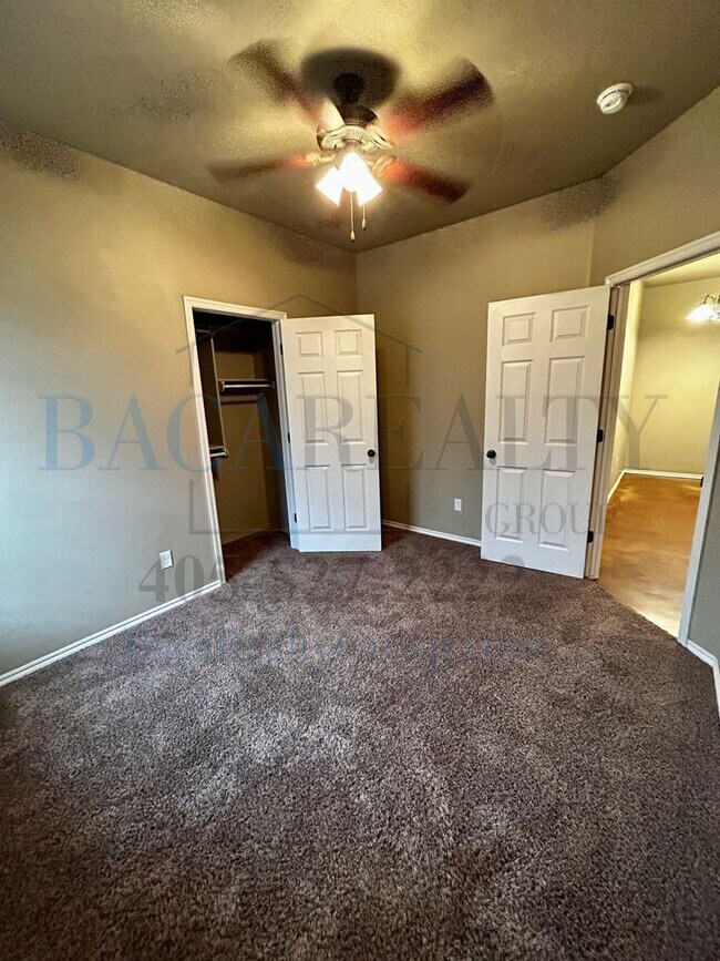 Building Photo - 3BR 2BA duplex with 2 car garage!!