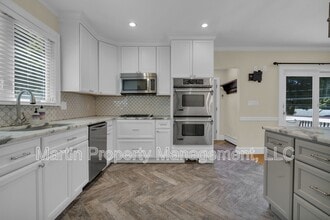 Building Photo - 184 William St