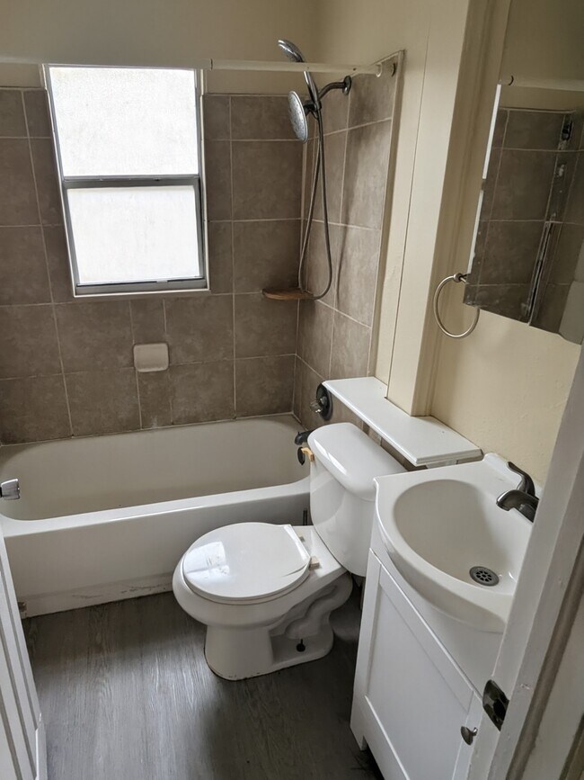 Building Photo - 1411