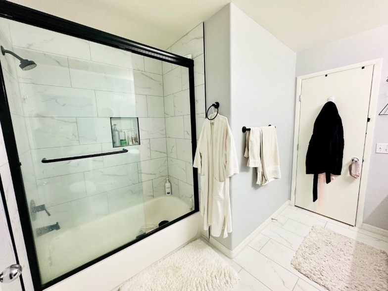 Building Photo - 929 Plantain Lily Ave