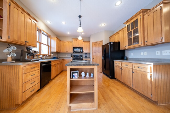 Building Photo - 572 Danube Ave