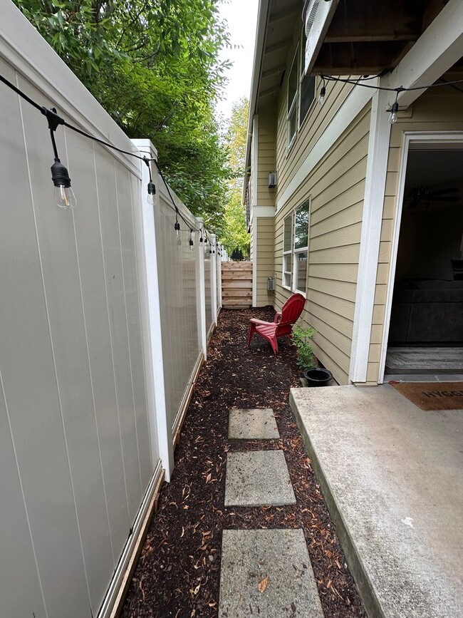 Building Photo - Charming 1 Bedroom/ 1Bathroom Lower Level ...