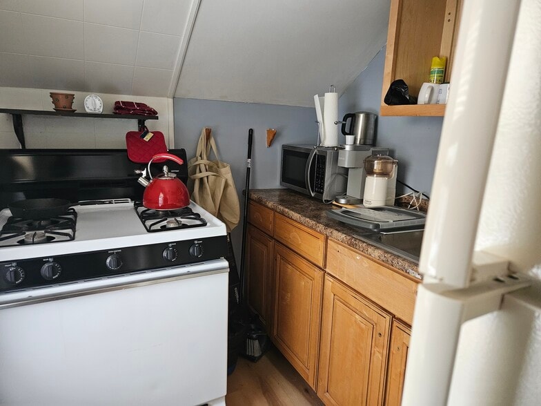 Building Photo - 6 4th Ave