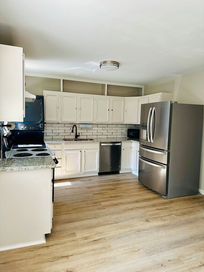 Building Photo - Charming 3 Bedroom Home