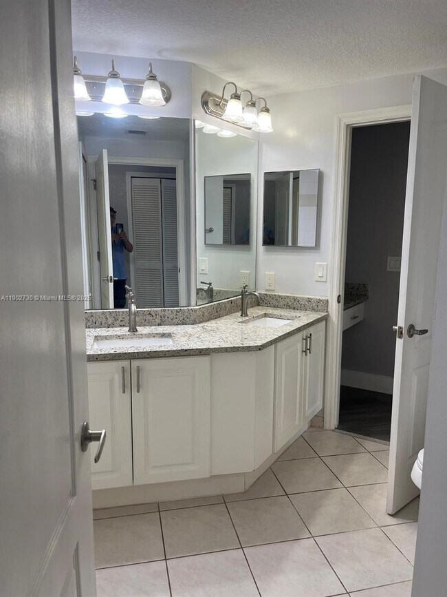 Building Photo - 11010 Legacy Dr