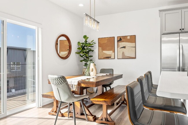 Building Photo - Modern 2-Bed Townhouse... Ideal for Professionals or Travelers