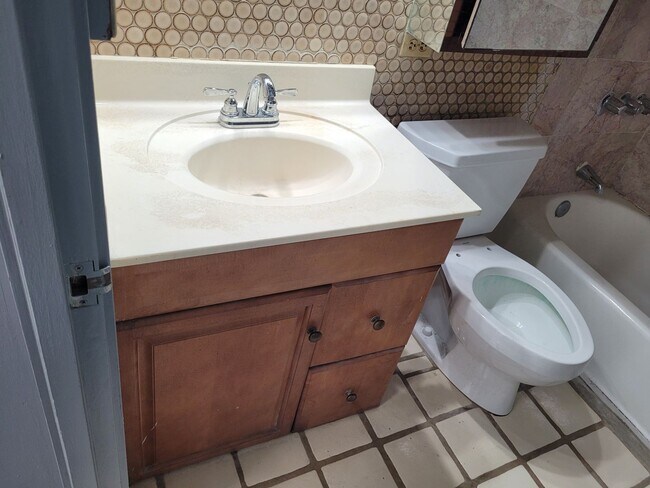 Building Photo - Newly Renovated 1bd, 1ba, Assigned 1pkg 648sqft. for $2200