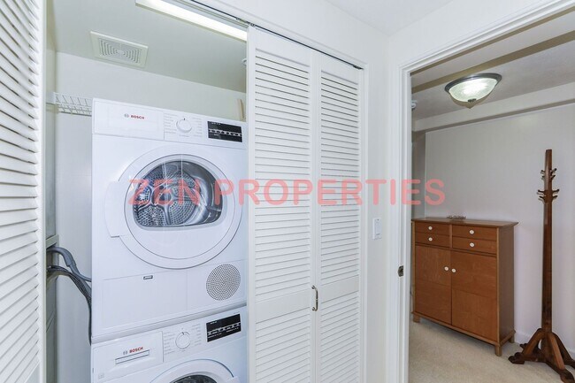 Building Photo - Fully furnished 2 bdrm / 2 bath / 1 parking unit at The Windsor Waikiki