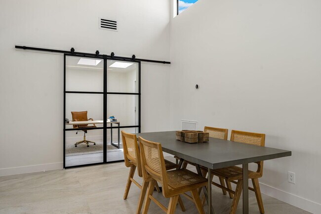 Building Photo - 179 Gran Via