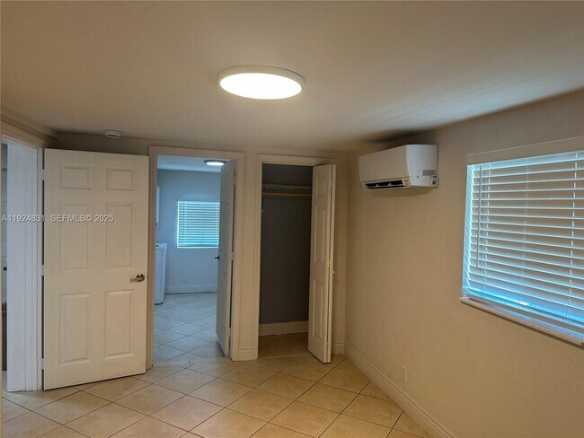 Building Photo - 1264 NE 25th Ct