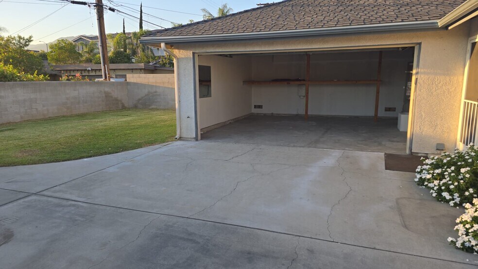 Building Photo - 625 N Angeleno Ave