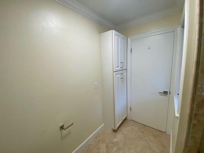 Building Photo - Bright & Stylish Monterey Condo