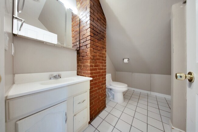 Building Photo - 533 Boston St