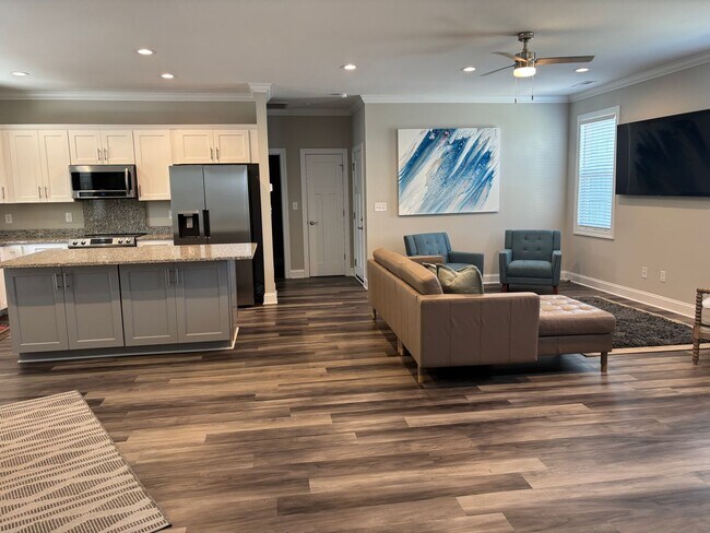 Building Photo - New home in Pine Knoll Shores