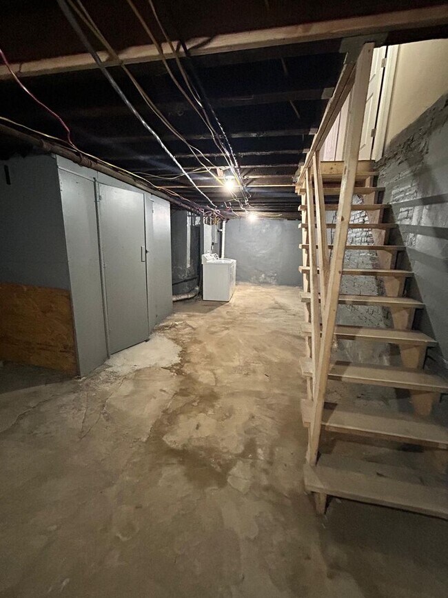 Building Photo - 225 S 62nd St