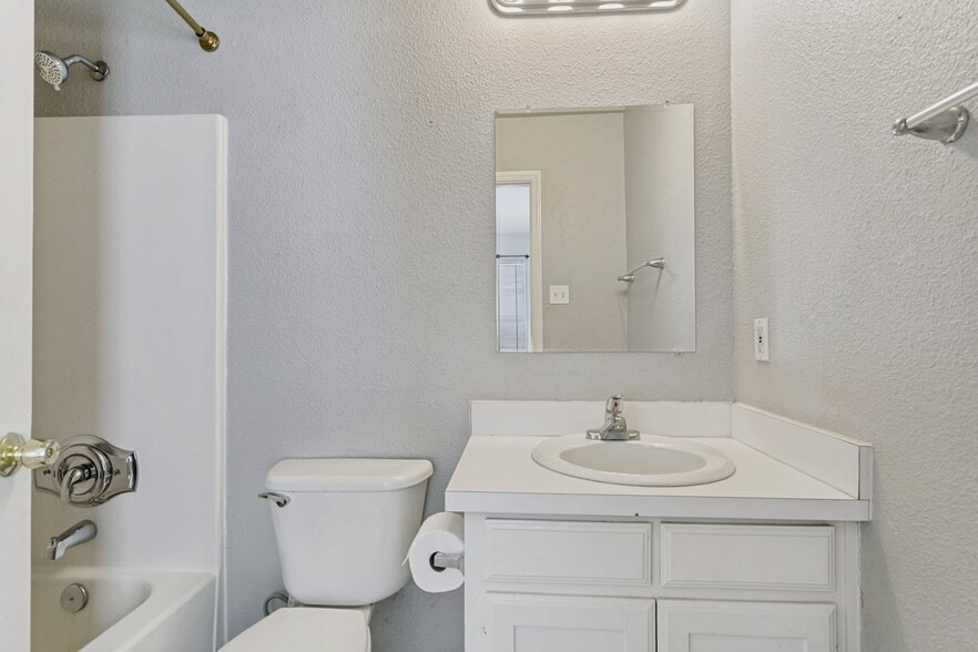 Building Photo - 107 S Crawford St