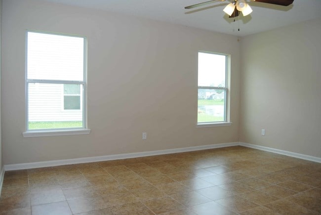 Building Photo - On the Pond in Timber Creek!