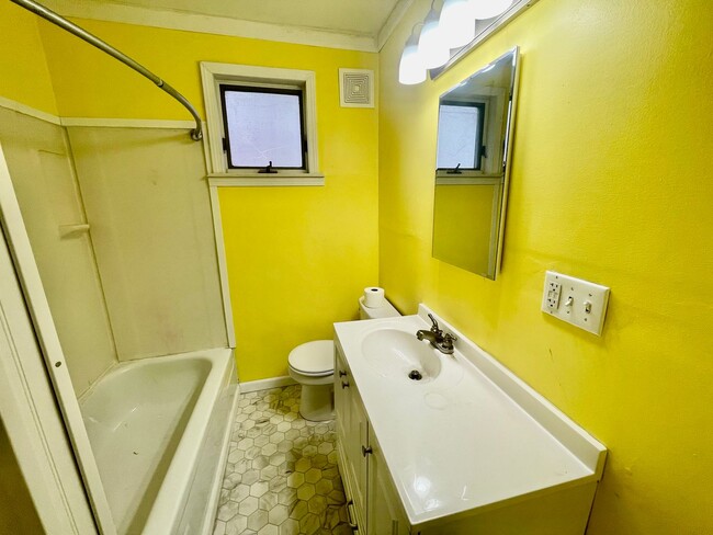 Building Photo - 2 Bed 2 Bath- Beaver Falls PA