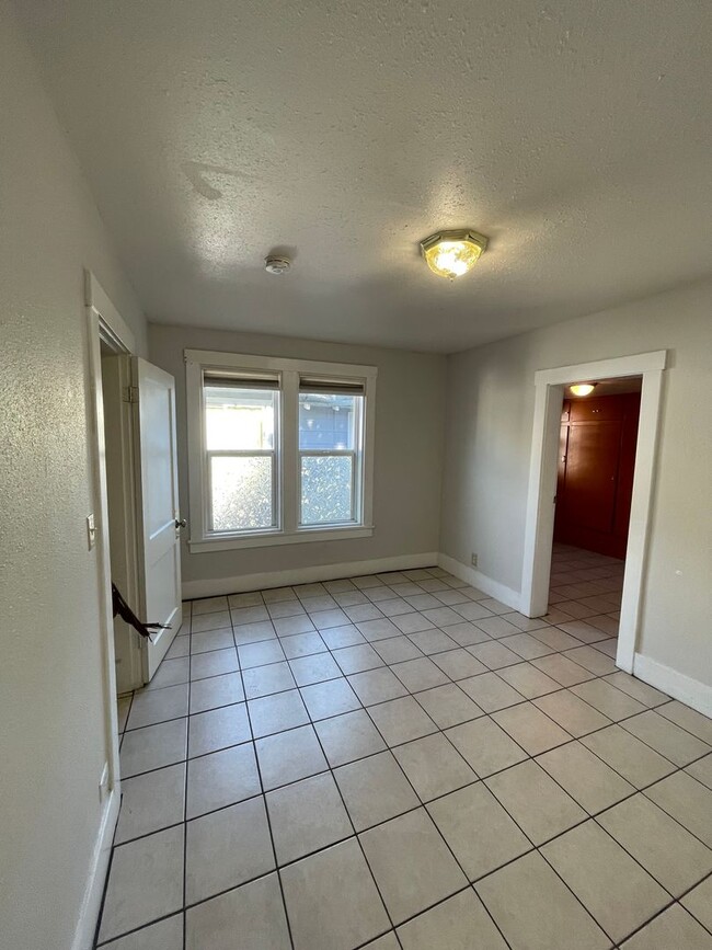 Building Photo - Charming Craftsman-Style Oversized 1 Bedro...