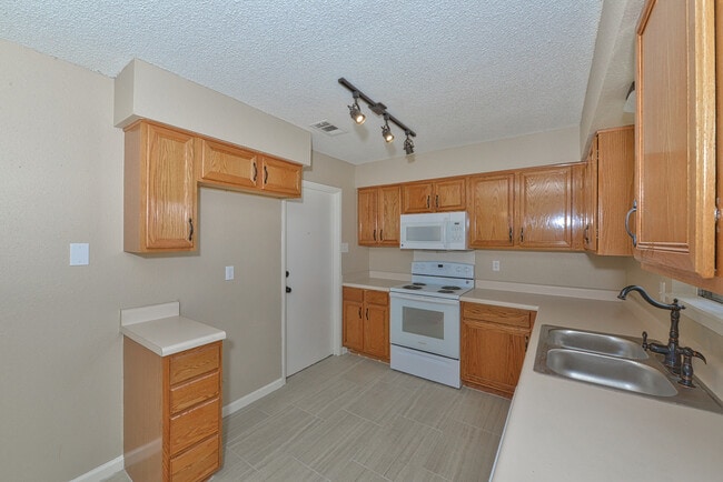 Building Photo - Beautifully remodeled 3 bed - 2 bath in Ki...