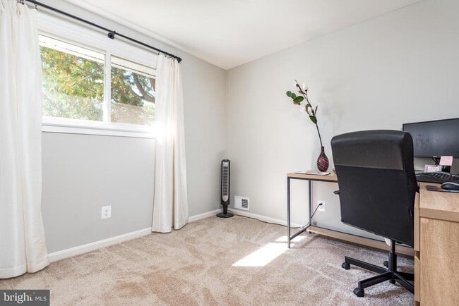 Building Photo - 8601 Cromwell Dr